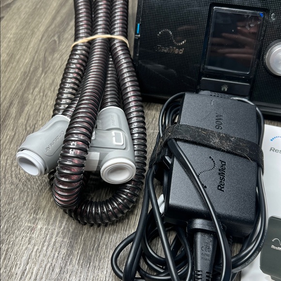 ResMed AirSense 10 CPAP Machine Tested Complete w/ Bag 1874 Run Hours - Picture 3 of 10